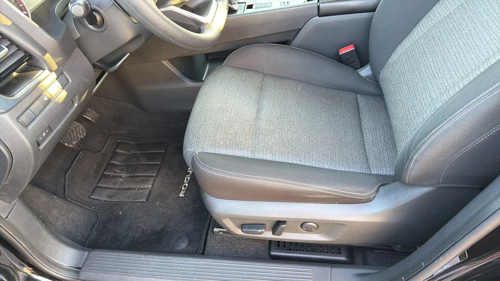 Used 2023 Nissan Rogue SV FWD image 15
