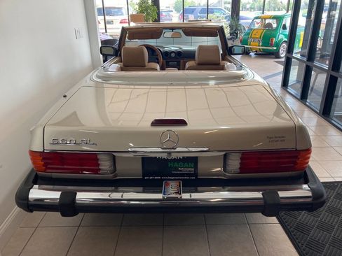 Used 1988 Mercedes-Benz 560 SL image 4