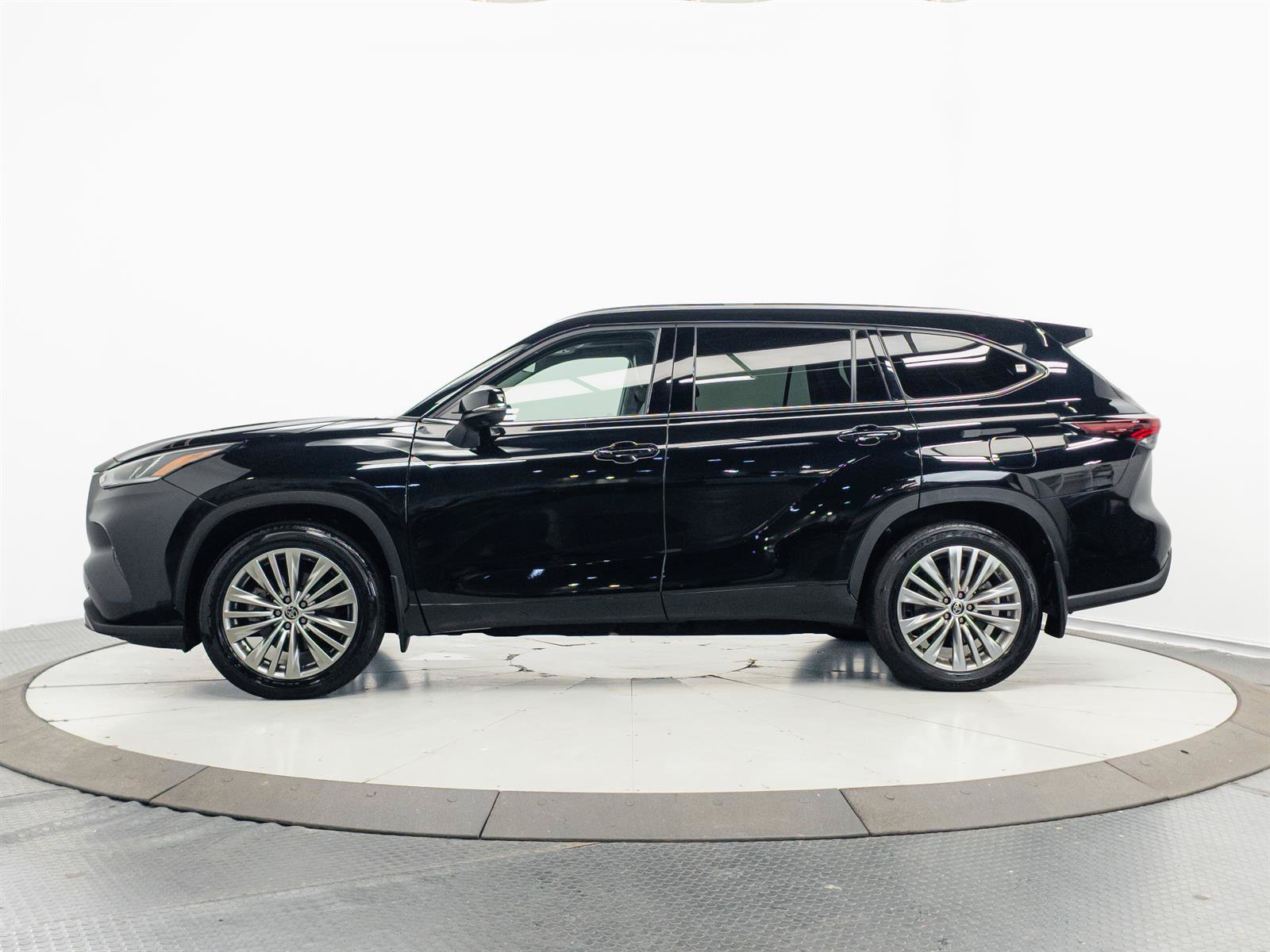 Used 2024 Toyota Highlander Platinum AWD/4WD image 9