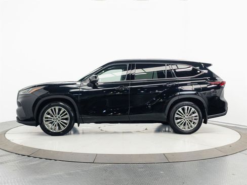 Certified 2024 Toyota Highlander Platinum AWD/4WD image 9