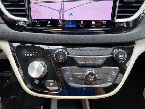 Used 2022 Chrysler Voyager LX FWD image 21
