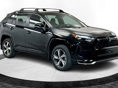 Used 2025 Toyota RAV4 SE image 6