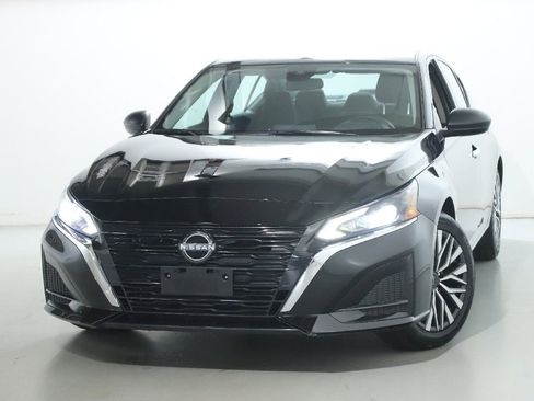 Certified 2025 Nissan Altima 2.5 SV FWD image 3