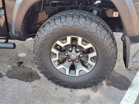 Used 2020 Toyota Tacoma TRD Off-Road AWD/4WD image 18