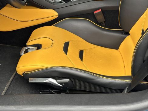 Used 2020 Lamborghini Huracan EVO RWD image 21