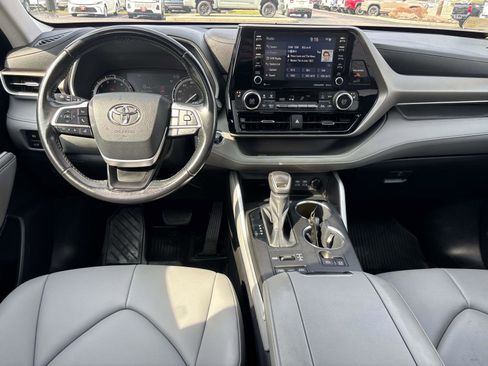 Used 2022 Toyota Highlander XLE image 11
