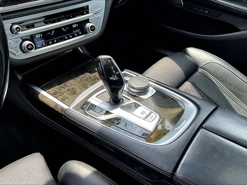 Used 2022 BMW 740i RWD image 16