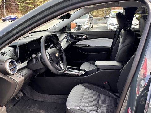 Used 2025 Chevrolet Trax LT w/ LT Convenience Package image 9
