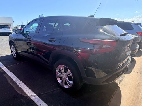 Used 2025 Chevrolet Trax LS FWD image 3