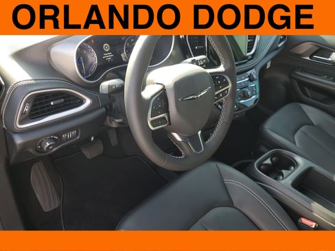 New 2026 Chrysler Pacifica Select image 8