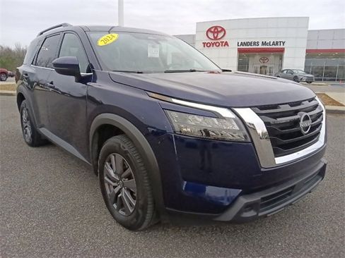 Used 2024 Nissan Pathfinder SV image 1