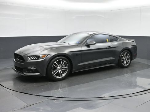 Used 2017 Ford Mustang GT RWD image 3