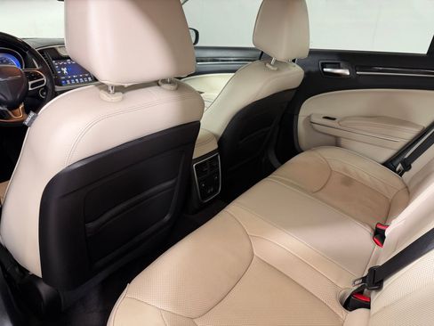 Used 2019 Chrysler 300 Limited RWD image 23