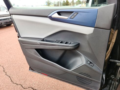 Used 2023 Volkswagen Taos SE w/ Panoramic Sunroof Package image 24