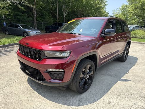 Used 2023 Jeep Grand Cherokee Limited w/ Luxury Tech Group II RWD image 3