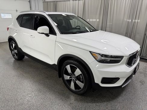 Used 2020 Volvo XC40 T5 Momentum w/ Premium Package image 3