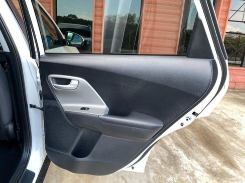 Used 2017 Kia Niro LX image 17