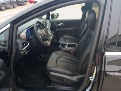 Used 2025 Chrysler Pacifica Select image 4