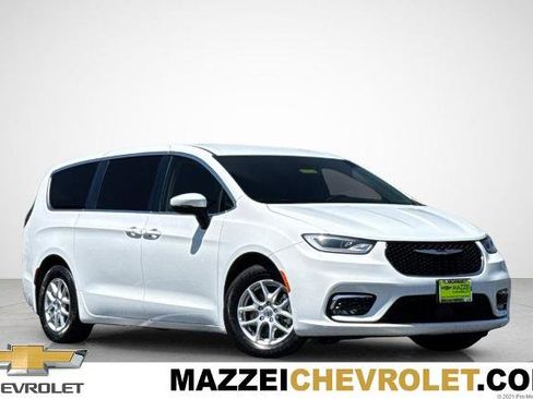Used 2023 Chrysler Pacifica Touring-L FWD image 1