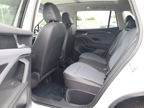 New 2025 Volkswagen Tiguan SE image 20