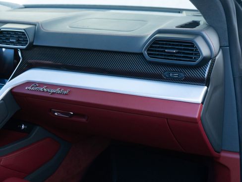 Used 2021 Lamborghini Urus image 22