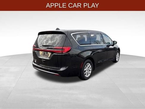 Used 2023 Chrysler Pacifica Touring-L image 7