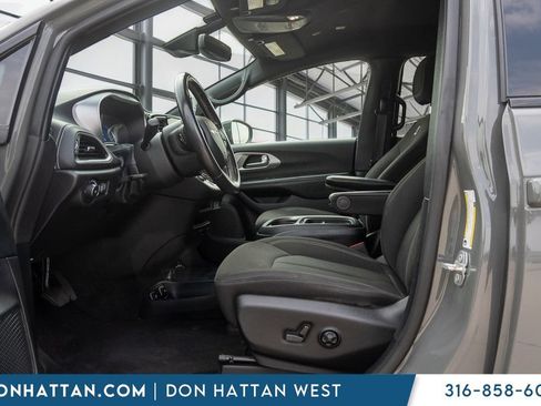 Used 2021 Chrysler Pacifica Touring w/ S Appearance Package FWD image 3
