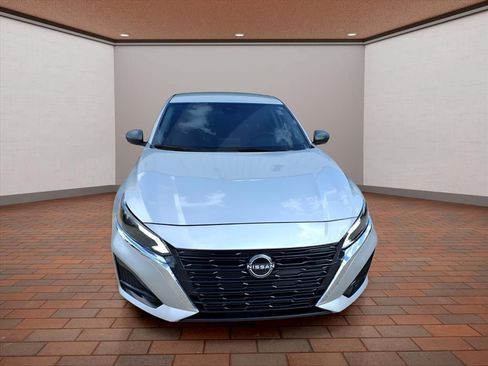Used 2024 Nissan Altima 2.5 SV FWD image 8