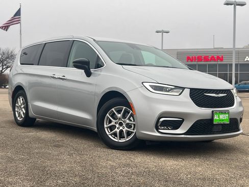 Used 2024 Chrysler Pacifica Touring-L image 1