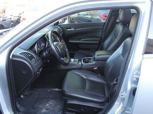 Used 2020 Chrysler 300 Limited image 17