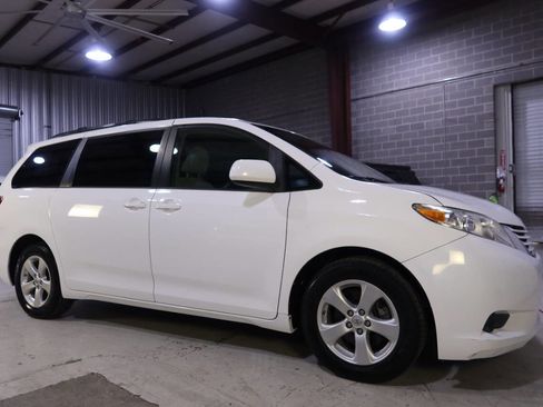 Used 2015 Toyota Sienna LE image 7