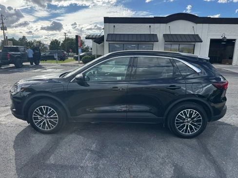 Used 2023 Ford Escape SE image 2