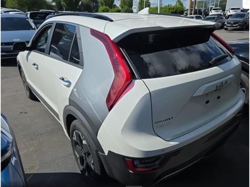 Used 2024 Kia Niro Wave w/ Wave Preserve Package FWD image 3