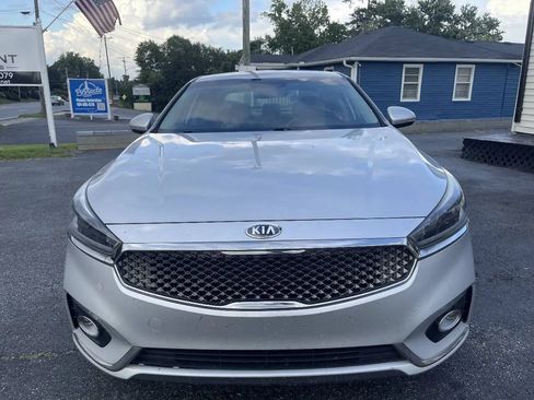 Used 2017 Kia Cadenza Premium w/ Luxury Package FWD image 2