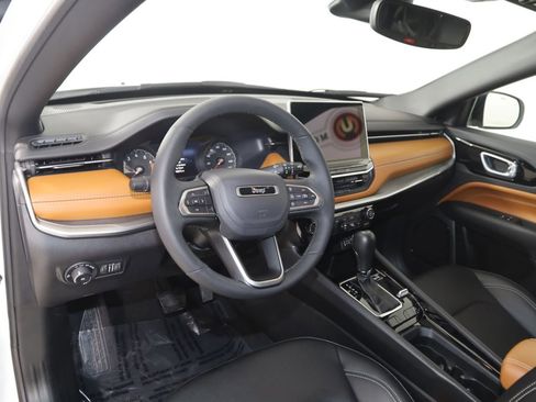 Used 2025 Jeep Compass Limited image 25