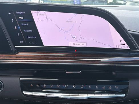 Used 2024 Cadillac Escalade Premium Luxury AWD/4WD image 29