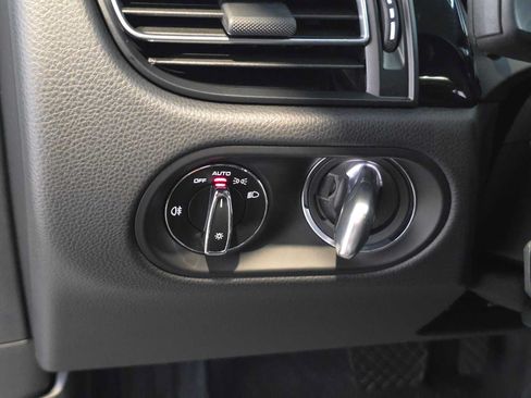 Used 2025 Porsche Macan AWD/4WD image 27