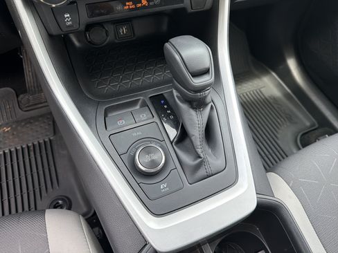 Used 2025 Toyota RAV4 XLE AWD/4WD image 28