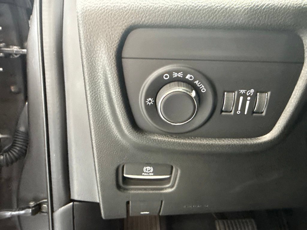 Used 2025 Jeep Grand Cherokee Altitude AWD/4WD image 15