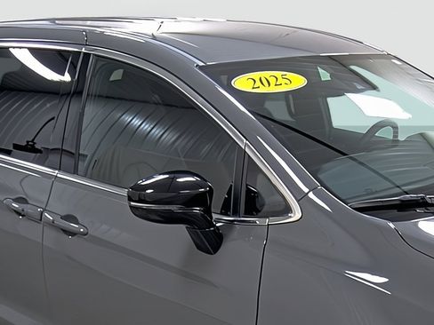 Used 2025 Chrysler Pacifica Select image 15
