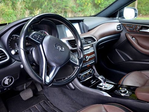 Used 2017 INFINITI QX30 Premium w/ Navigation Package image 18