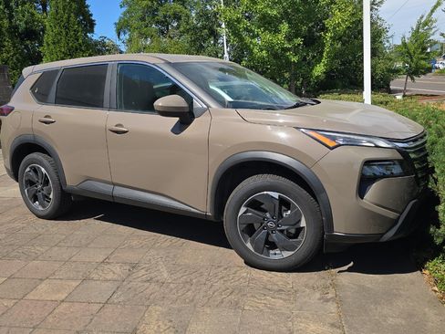 Used 2025 Nissan Rogue SV AWD/4WD image 2
