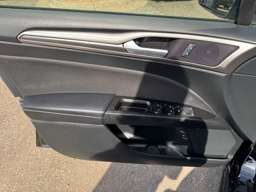 Used 2017 Ford Fusion SE w/ Equipment Group 601A FWD image 23