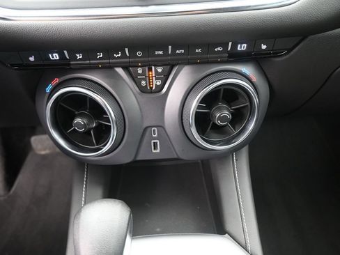 Used 2025 Chevrolet Blazer LT FWD image 3