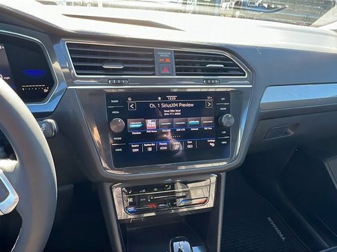 Used 2022 Volkswagen Tiguan SE w/ Panoramic Sunroof Package image 27