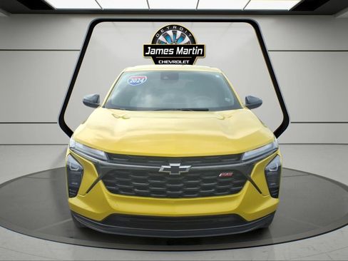 Used 2024 Chevrolet Trax RS w/ Driver Confidence Package FWD image 2