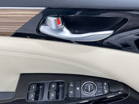 Used 2019 Kia Cadenza Technology image 13