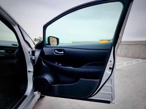 Used 2018 Nissan Leaf SV image 29