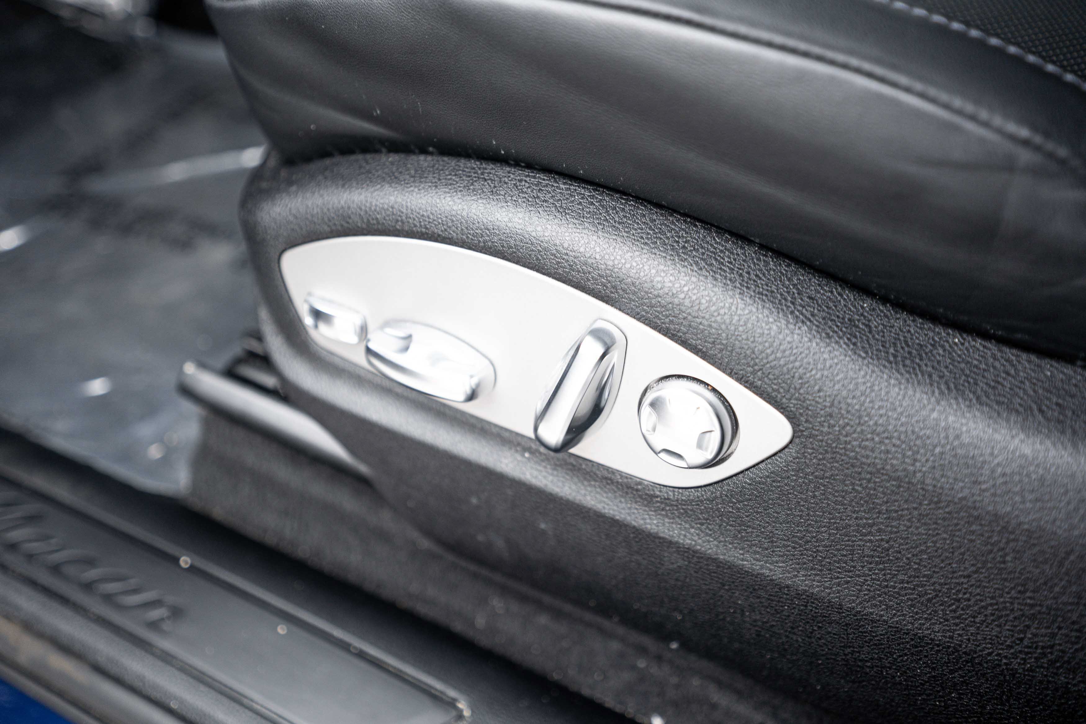 Certified 2025 Porsche Macan AWD/4WD image 18