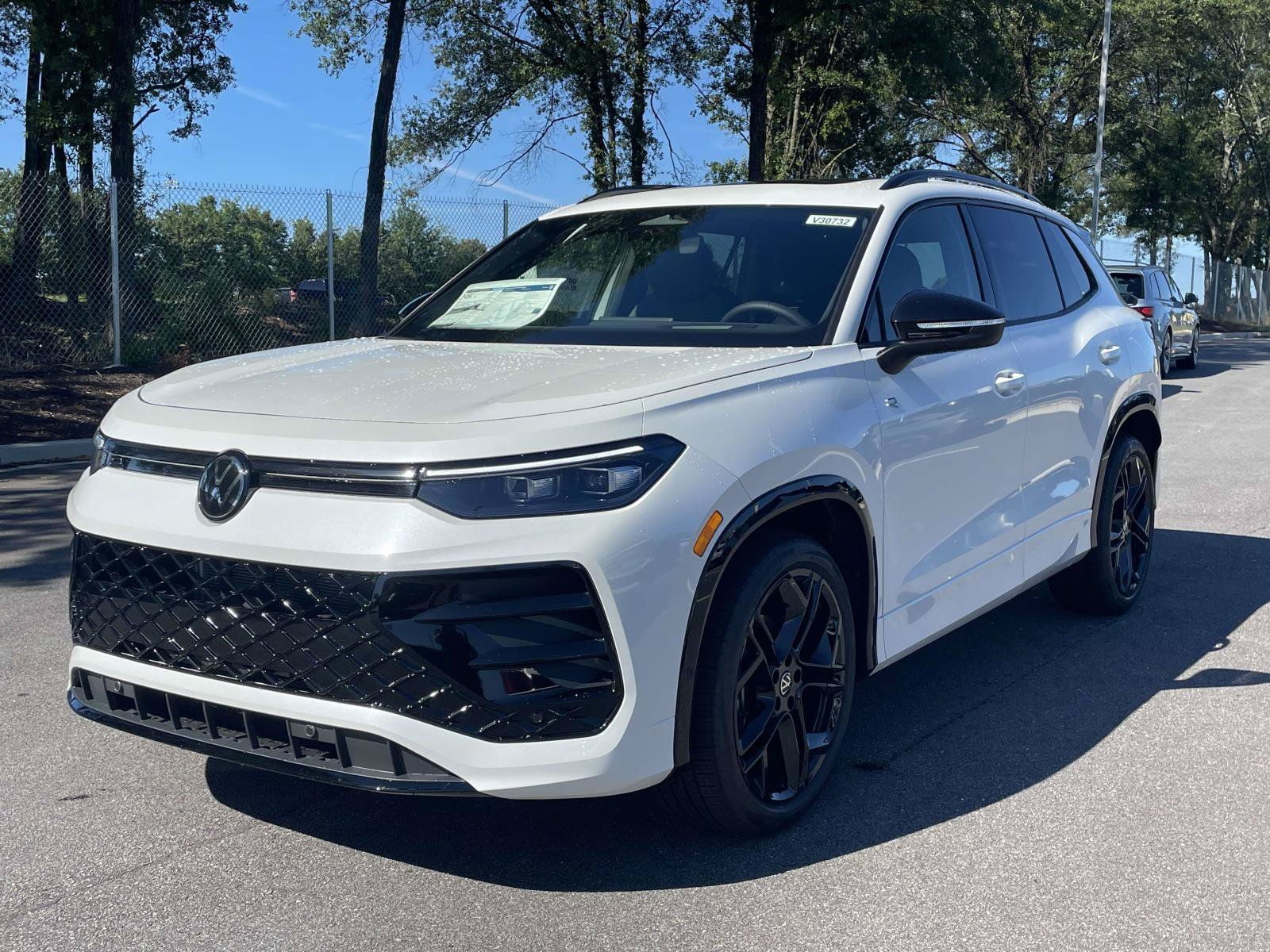 New 2026 Volkswagen Tiguan SE R-Line FWD image 3